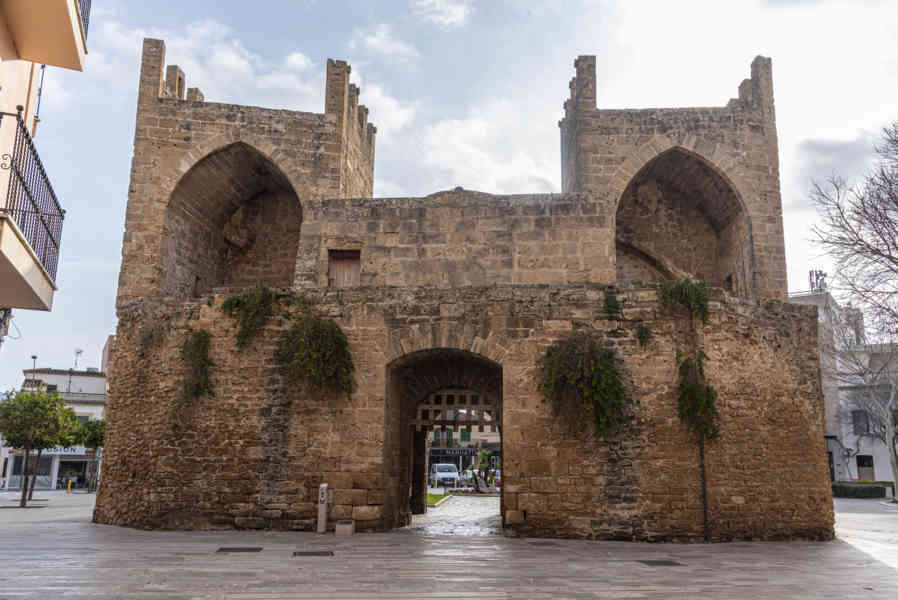 Mallorca - Alcúdia 20 - muralla - Puerta del Moli o de Xara.jpg